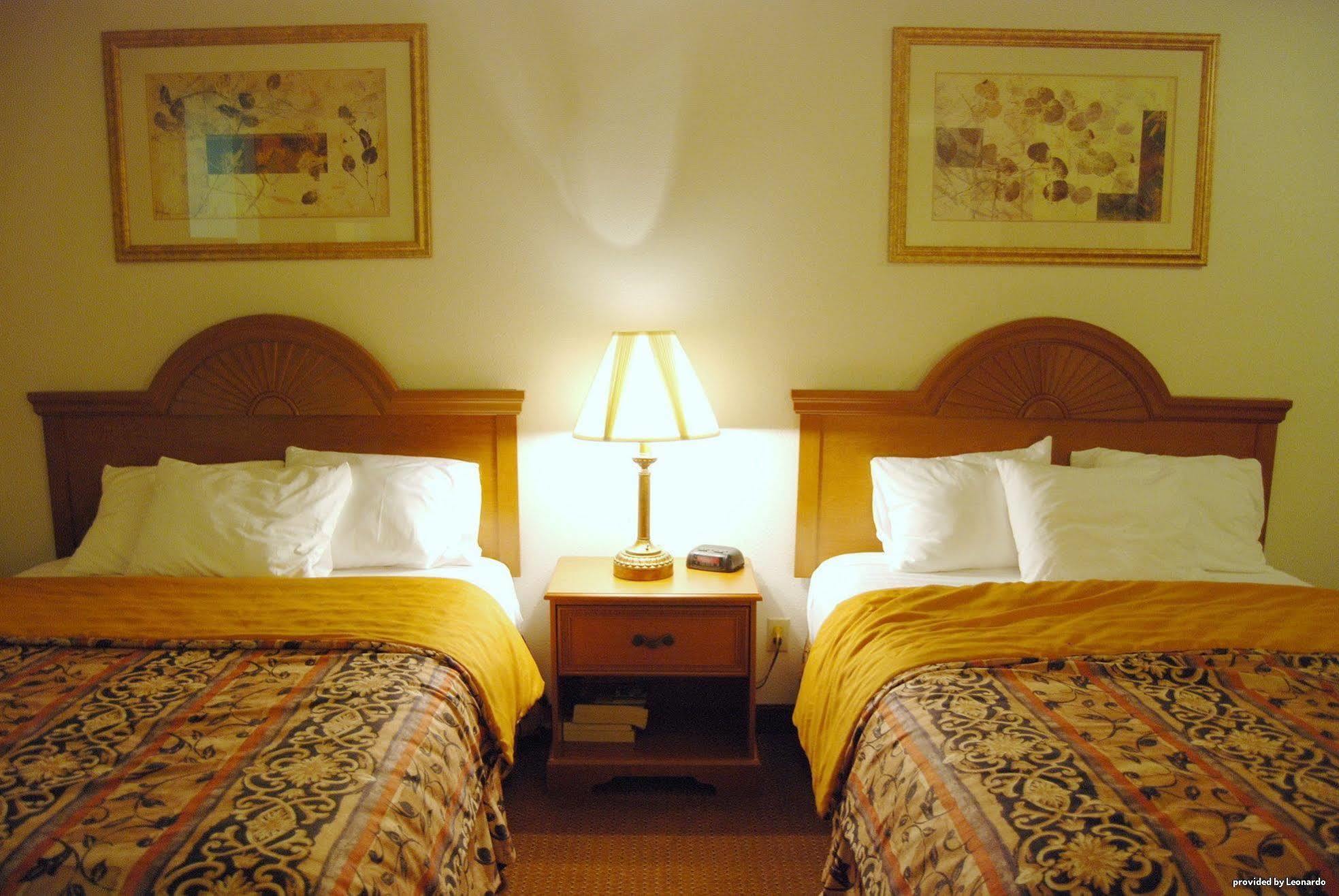 Baymont By Wyndham El Dorado Motel Room photo