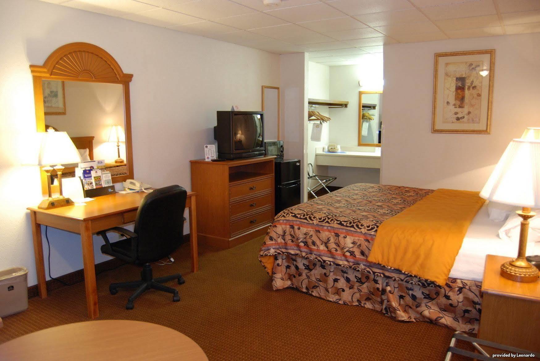 Baymont By Wyndham El Dorado Motel Room photo